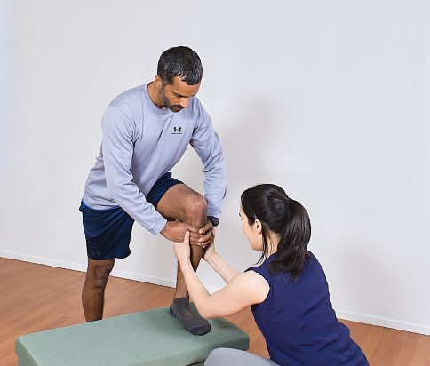 teaching self mobilization of the knee joint
